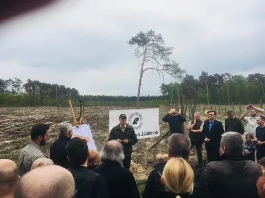Leśno-samorządowe sadzenie lasu w Nadleśnictwie Jabłonna