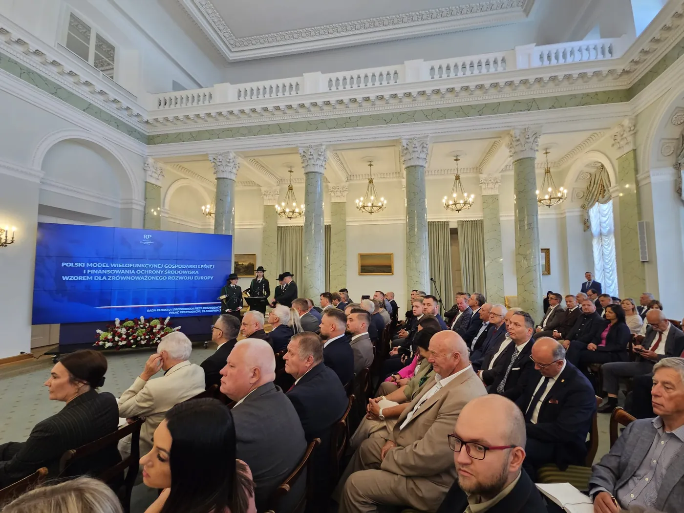 Sala Kolumnowa Pałacu Prezydenckiego podczas konferencji o gospodarce leśnej