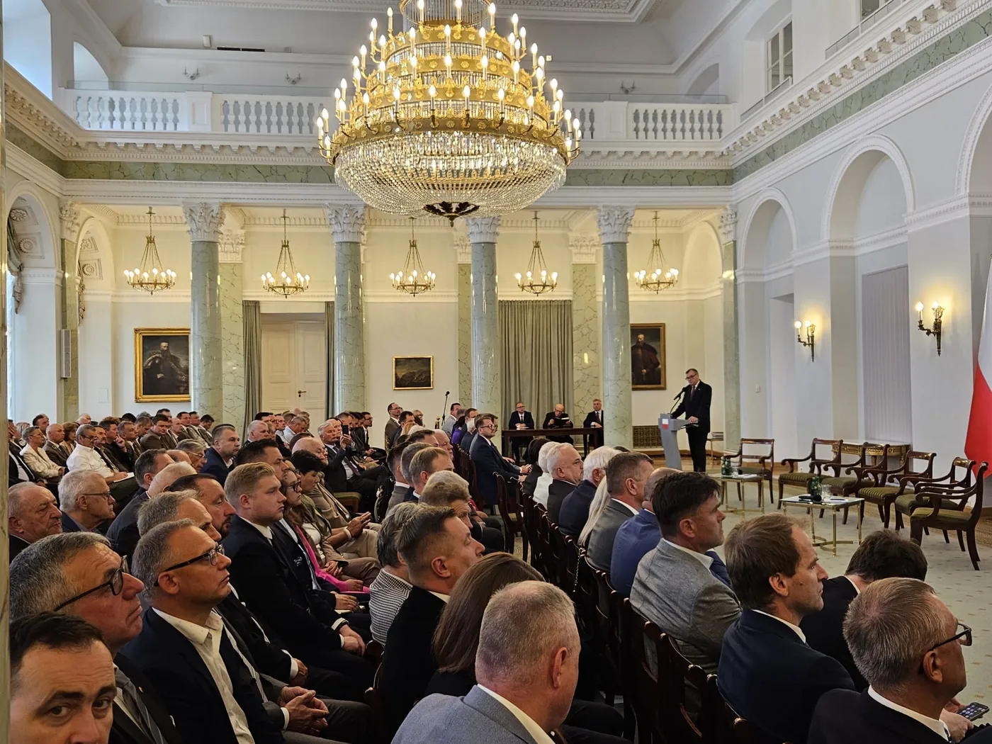 Uczestnicy konferencji słuchają wystąpienia w Pałacu Prezydenckim
