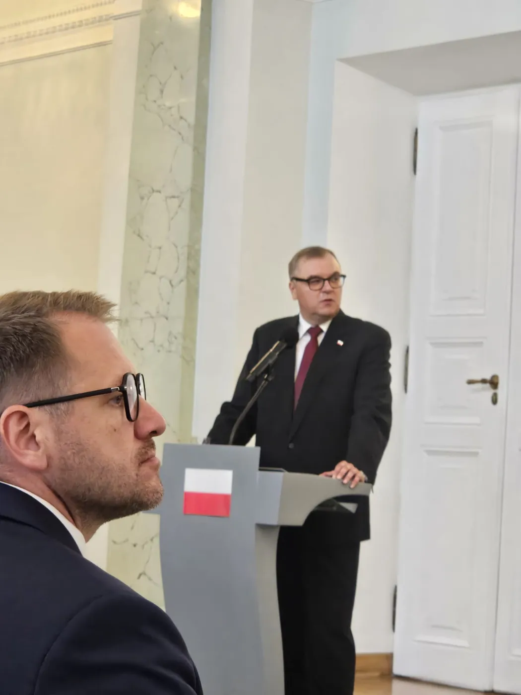 Wystąpienie prelegenta przy mównicy w Pałacu Prezydenckim
