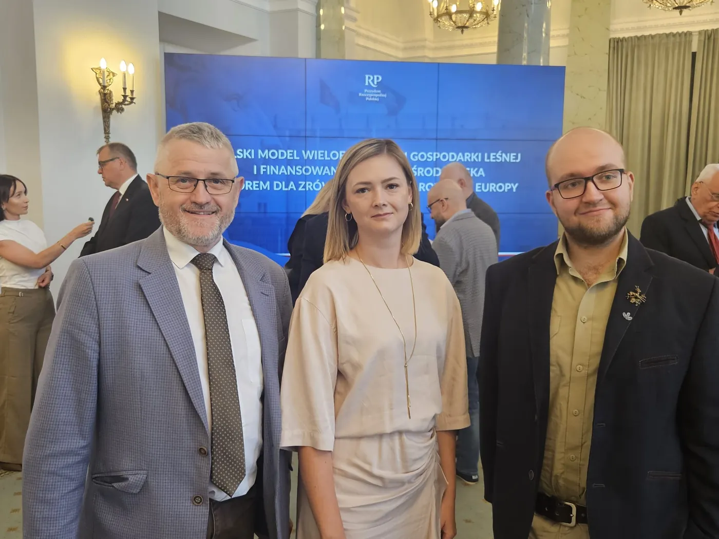 Członkowie SLiWL na tle ekranu z tytułem konferencji