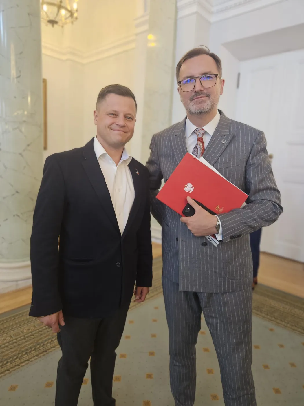 Rozmowy uczestników w kuluarach Pałacu Prezydenckiego